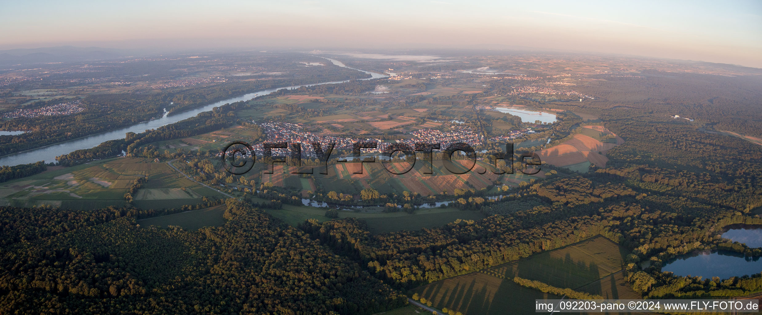 Quartier Neuburg in Neuburg am Rhein dans le département Rhénanie-Palatinat, Allemagne vue d'en haut