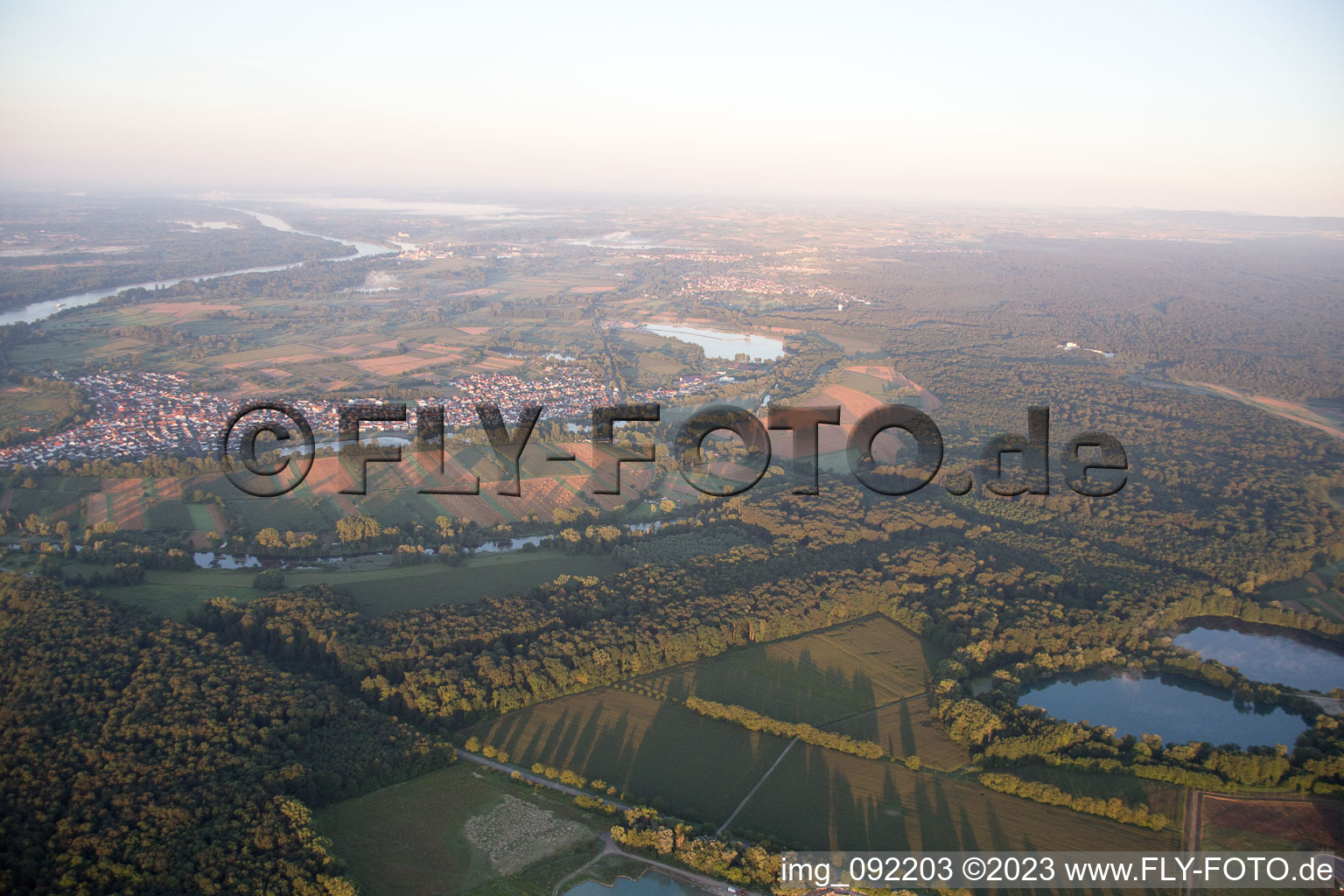 Neuburg dans le département Rhénanie-Palatinat, Allemagne depuis l'avion