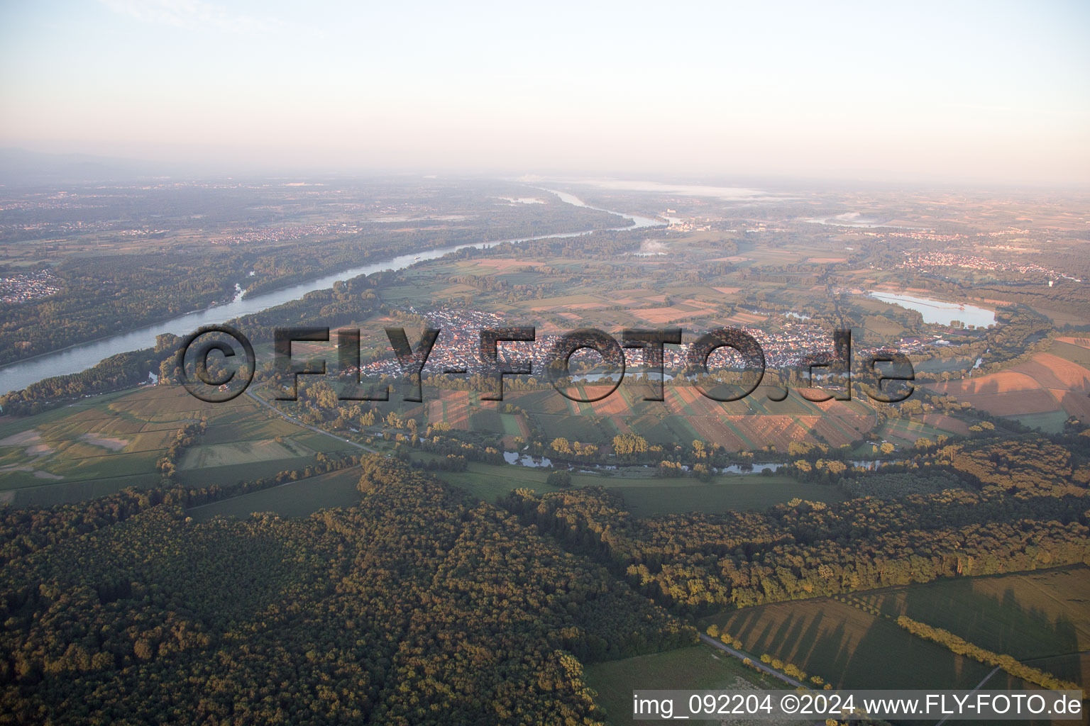 Vue d'oiseau de Neuburg dans le département Rhénanie-Palatinat, Allemagne