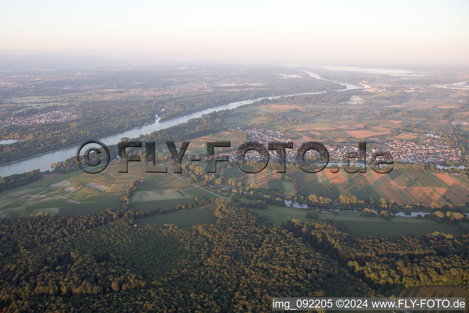 Neuburg dans le département Rhénanie-Palatinat, Allemagne vue du ciel