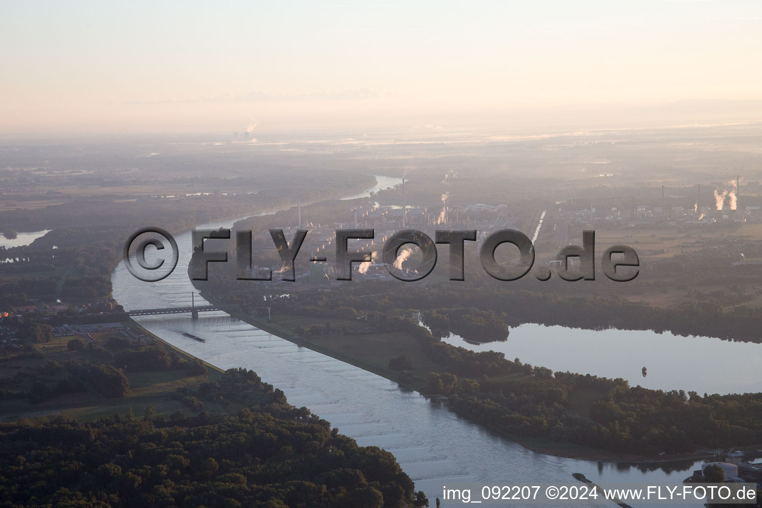 Vue aérienne de KA Rheinhafen du sud à le quartier Rheinhafen in Karlsruhe dans le département Bade-Wurtemberg, Allemagne