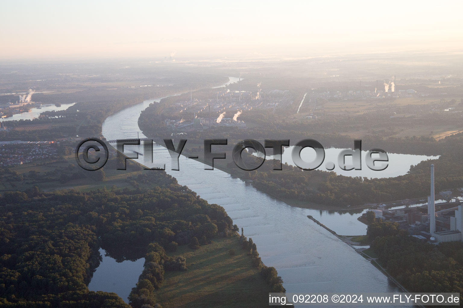 Vue aérienne de KA Rheinhafen du sud à le quartier Rheinhafen in Karlsruhe dans le département Bade-Wurtemberg, Allemagne