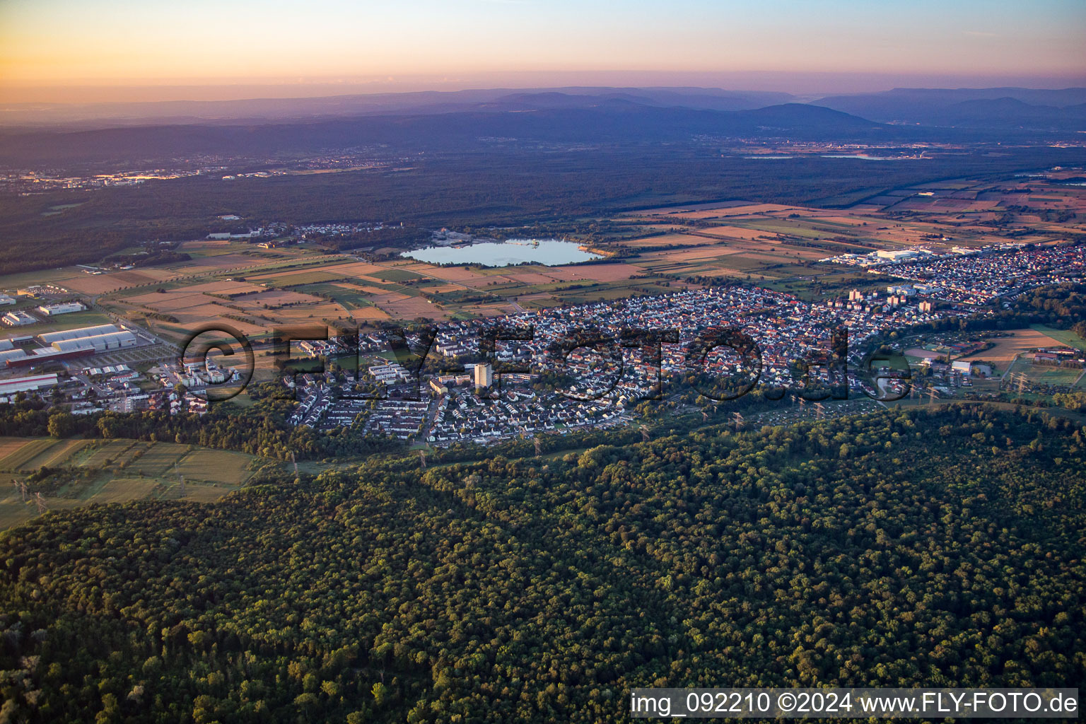 Vue aérienne de De l'est à le quartier Forchheim in Rheinstetten dans le département Bade-Wurtemberg, Allemagne