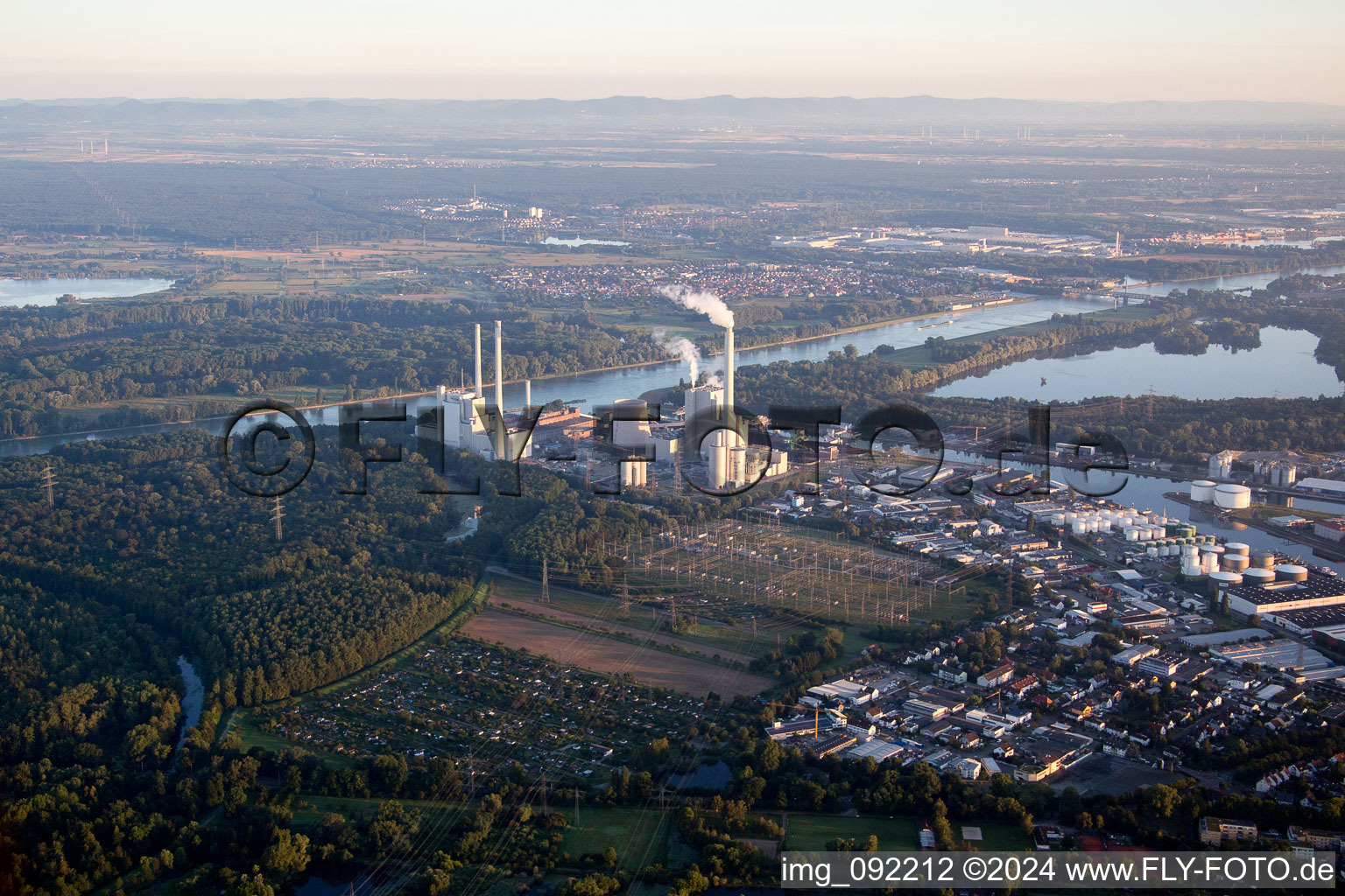 Image drone de KA Rheinhafen à le quartier Rheinhafen in Karlsruhe dans le département Bade-Wurtemberg, Allemagne