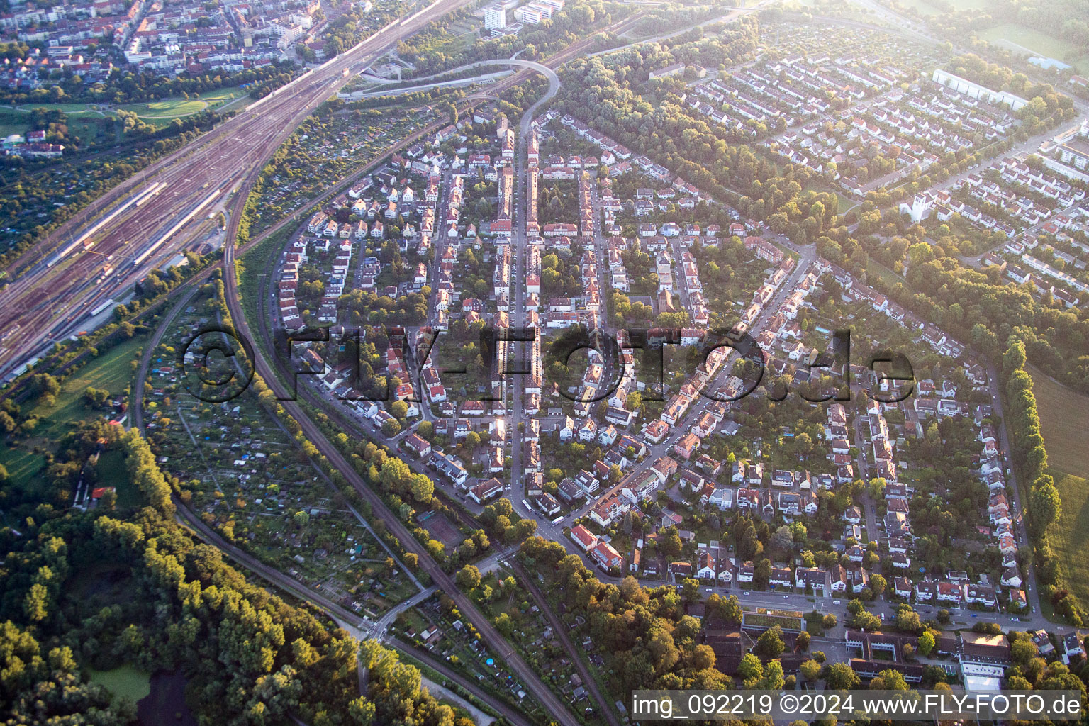 Vue aérienne de Weiherfeld à le quartier Weiherfeld-Dammerstock in Karlsruhe dans le département Bade-Wurtemberg, Allemagne