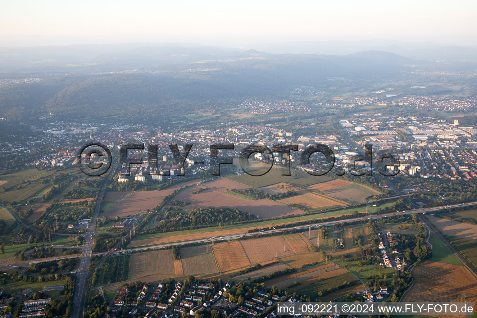 Vue aérienne de Du nord-ouest à Ettlingen dans le département Bade-Wurtemberg, Allemagne