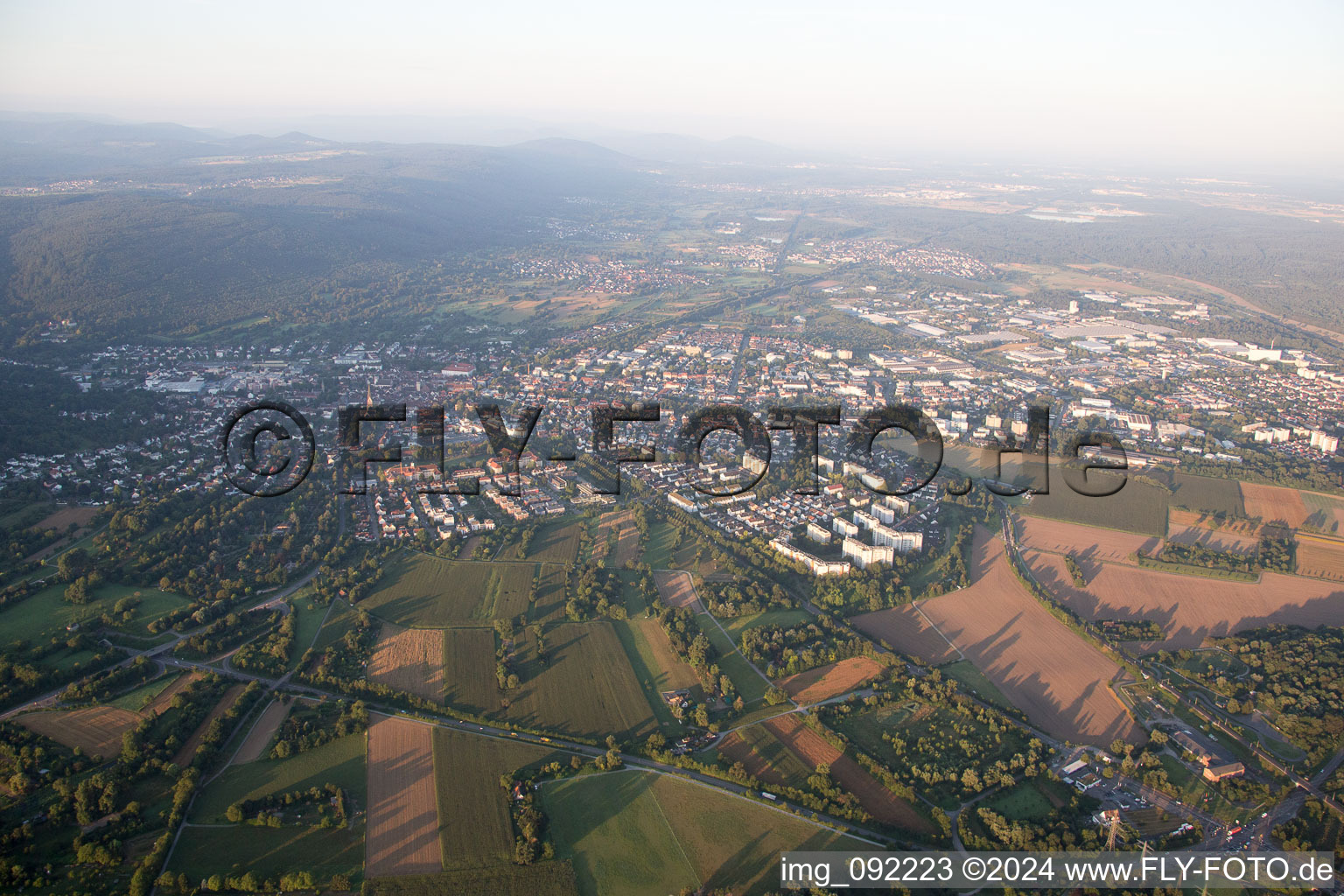 Vue aérienne de Du nord à Ettlingen dans le département Bade-Wurtemberg, Allemagne