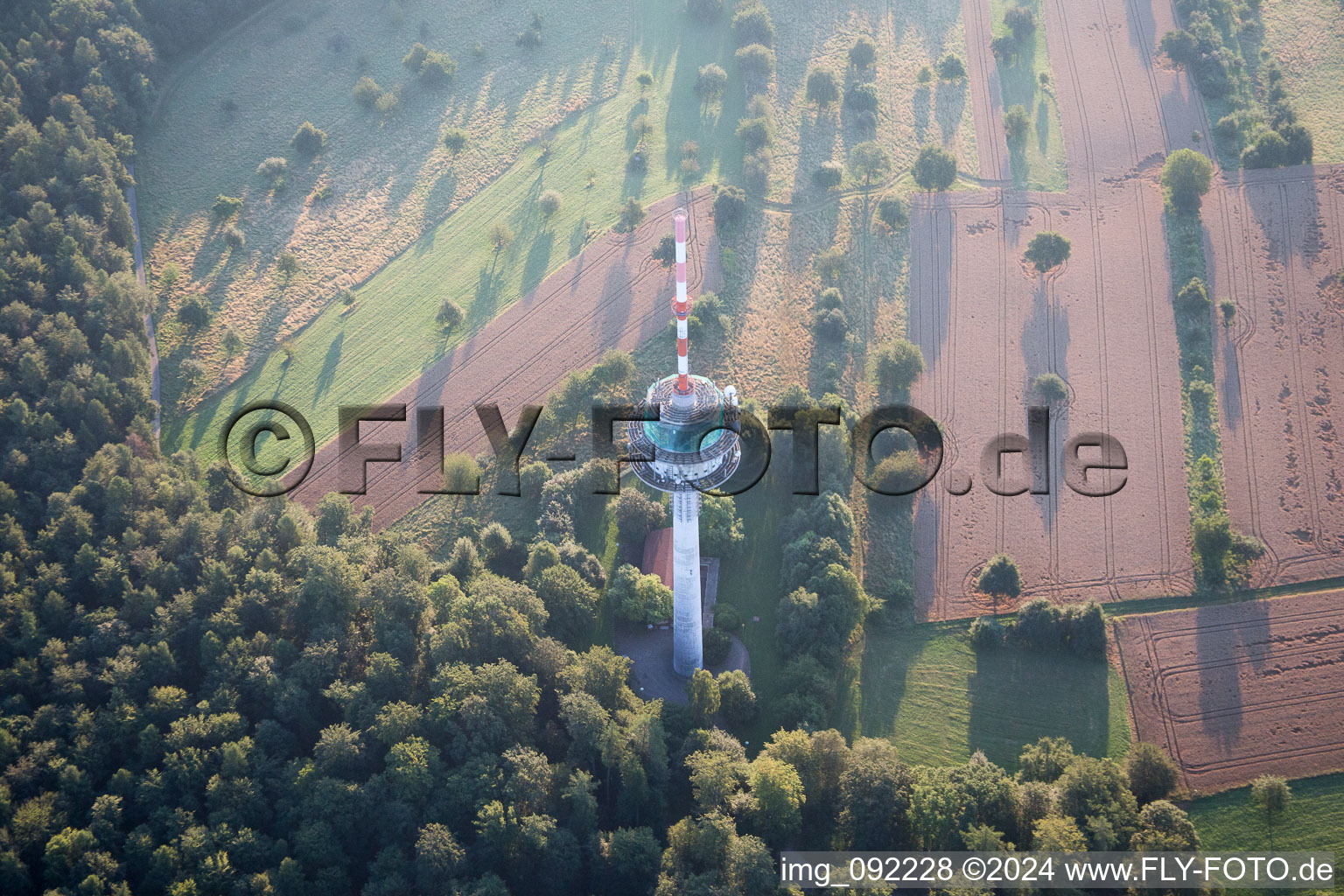 Quartier Grünwettersbach in Karlsruhe dans le département Bade-Wurtemberg, Allemagne du point de vue du drone