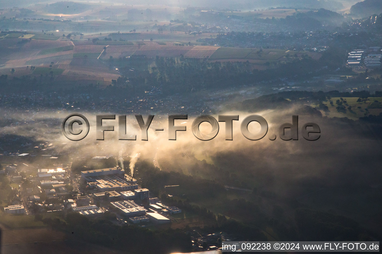 Vue aérienne de Zone industrielle de Hammerwerkstrasse dans le brouillard du matin à le quartier Kleinsteinbach in Pfinztal dans le département Bade-Wurtemberg, Allemagne