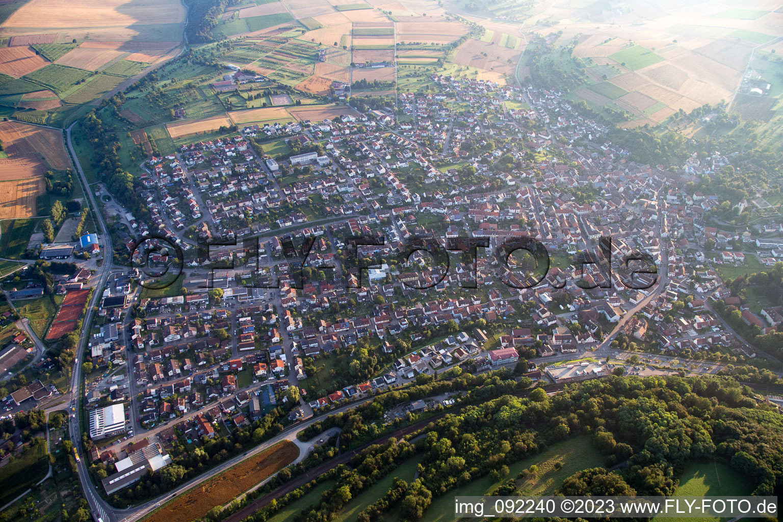 Vue aérienne de Quartier Königsbach in Königsbach-Stein dans le département Bade-Wurtemberg, Allemagne