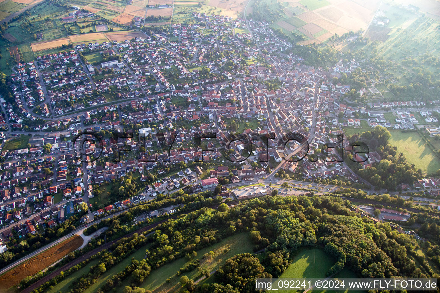 Vue aérienne de Quartier Königsbach in Königsbach-Stein dans le département Bade-Wurtemberg, Allemagne