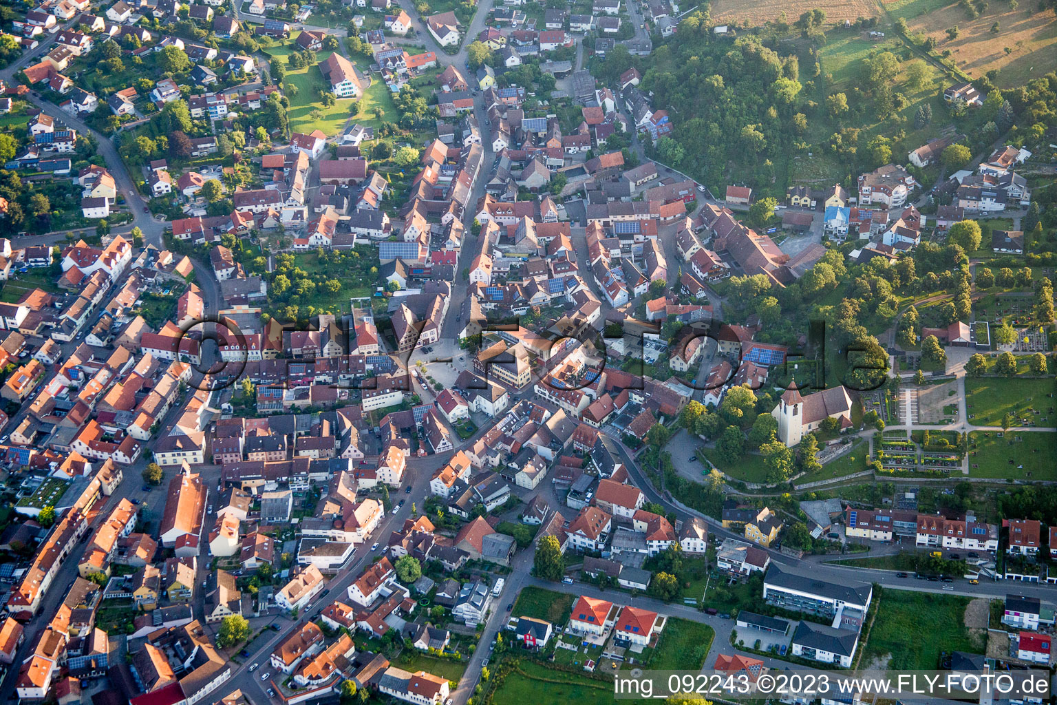 Vue aérienne de Zone de peuplement à le quartier Königsbach in Königsbach-Stein dans le département Bade-Wurtemberg, Allemagne