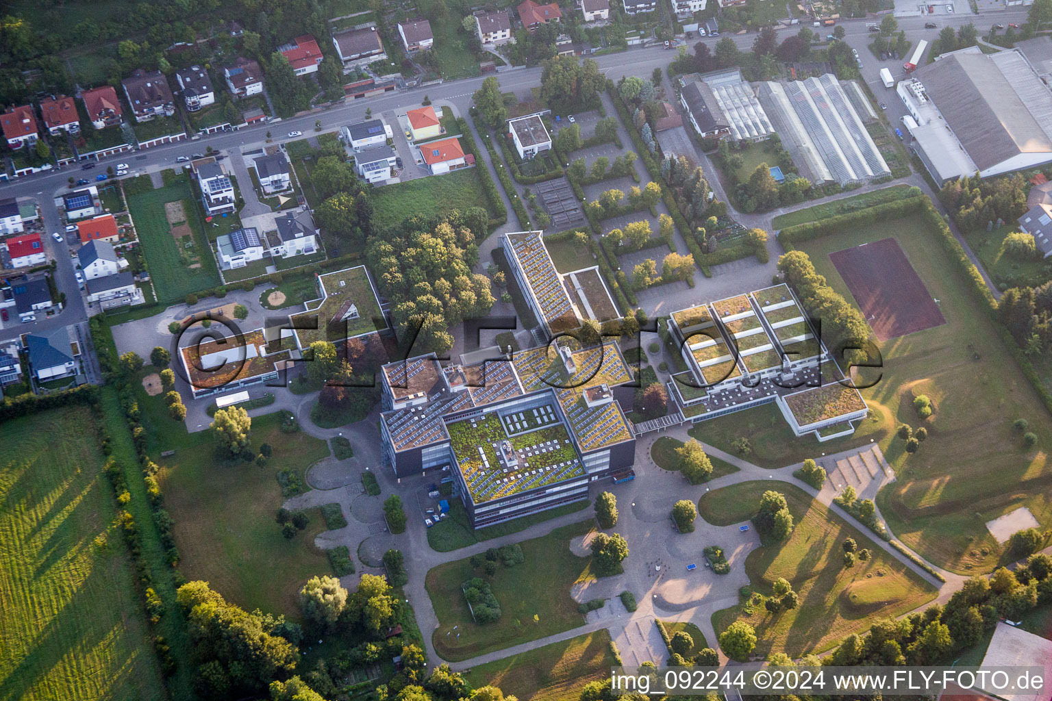 Vue aérienne de Terrains d'école et complexe de bâtiments du centre éducatif de l'association scolaire Westlicher Enzkreis à le quartier Königsbach in Königsbach-Stein dans le département Bade-Wurtemberg, Allemagne