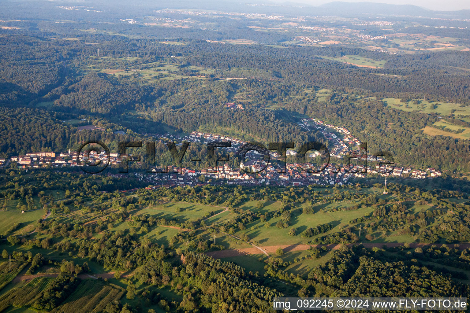 Vue aérienne de Quartier Ersingen in Kämpfelbach dans le département Bade-Wurtemberg, Allemagne