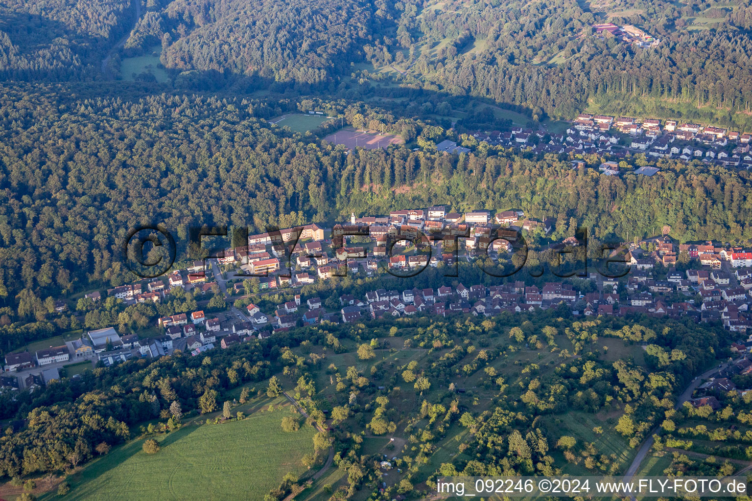 Vue aérienne de Quartier Ersingen in Kämpfelbach dans le département Bade-Wurtemberg, Allemagne