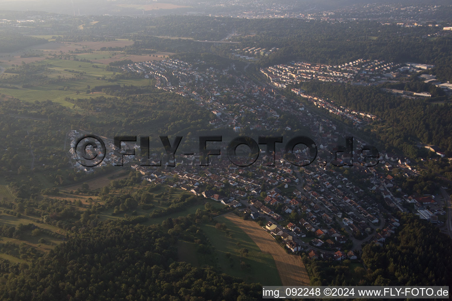 Vue aérienne de Vue des rues et des maisons des quartiers résidentiels à Ispringen dans le département Bade-Wurtemberg, Allemagne