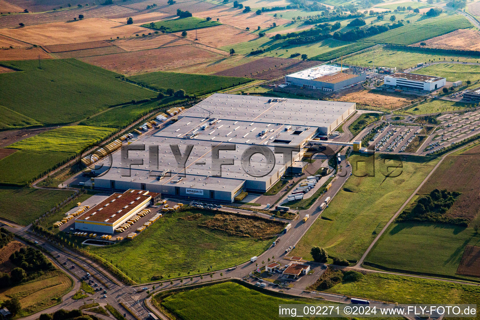 Vue aérienne de Nord, centre de distribution Amazon à Pforzheim dans le département Bade-Wurtemberg, Allemagne