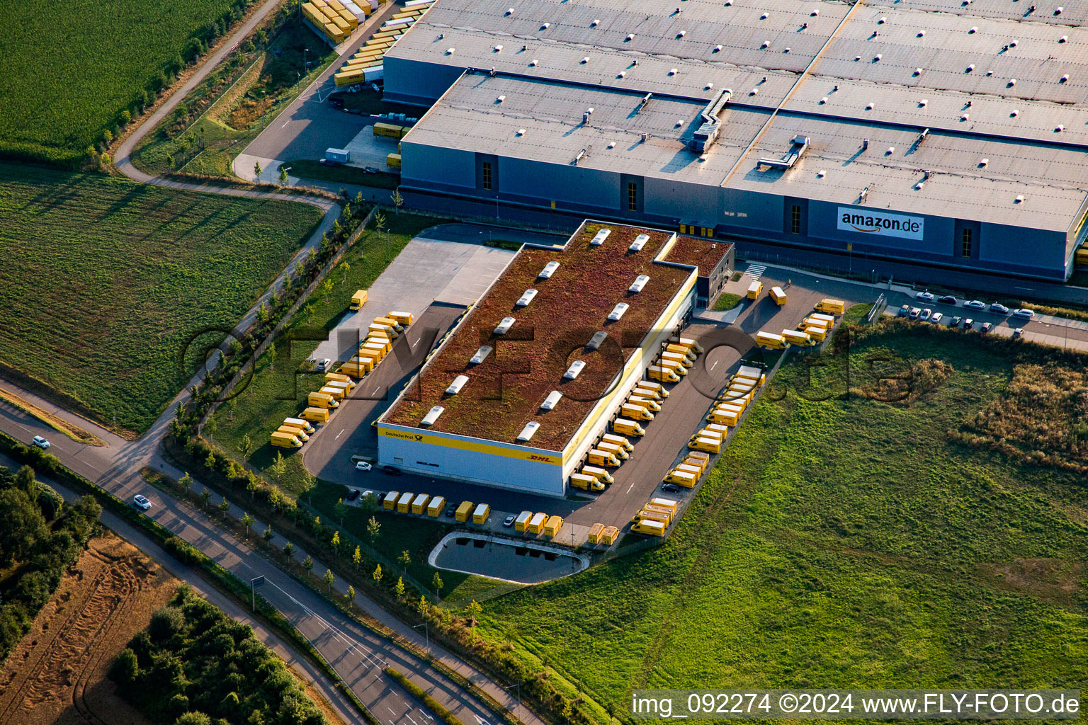 Vue oblique de Nord, centre de distribution Amazon à Pforzheim dans le département Bade-Wurtemberg, Allemagne