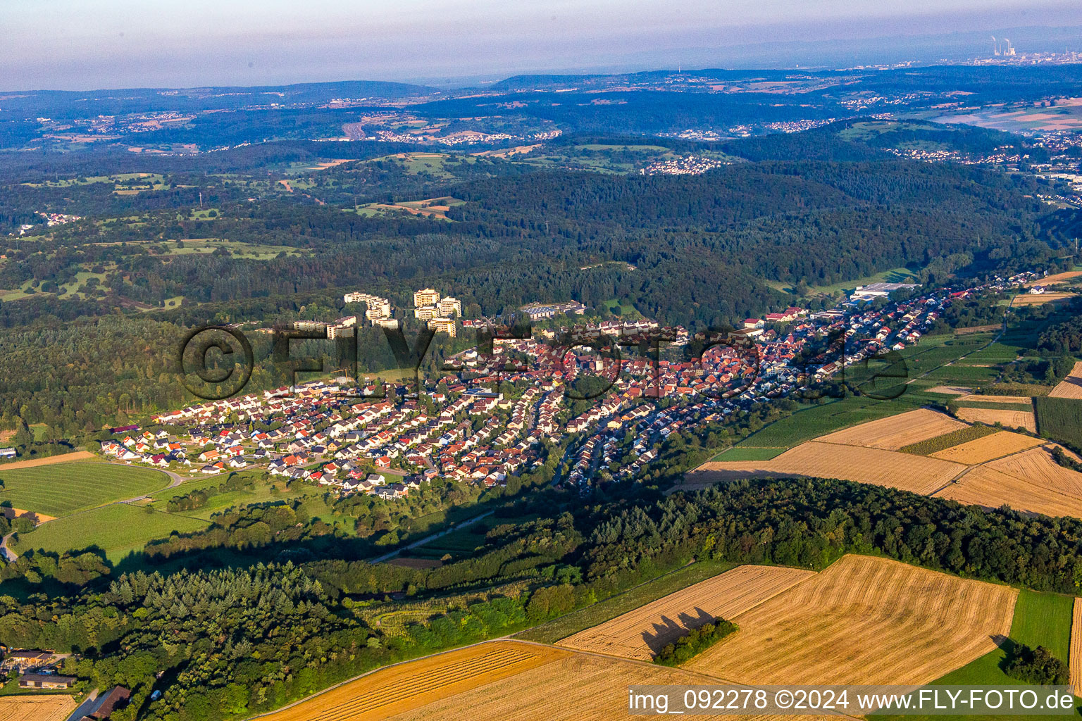 Vue aérienne de Vue des rues et des maisons des quartiers résidentiels à Eisingen dans le département Bade-Wurtemberg, Allemagne