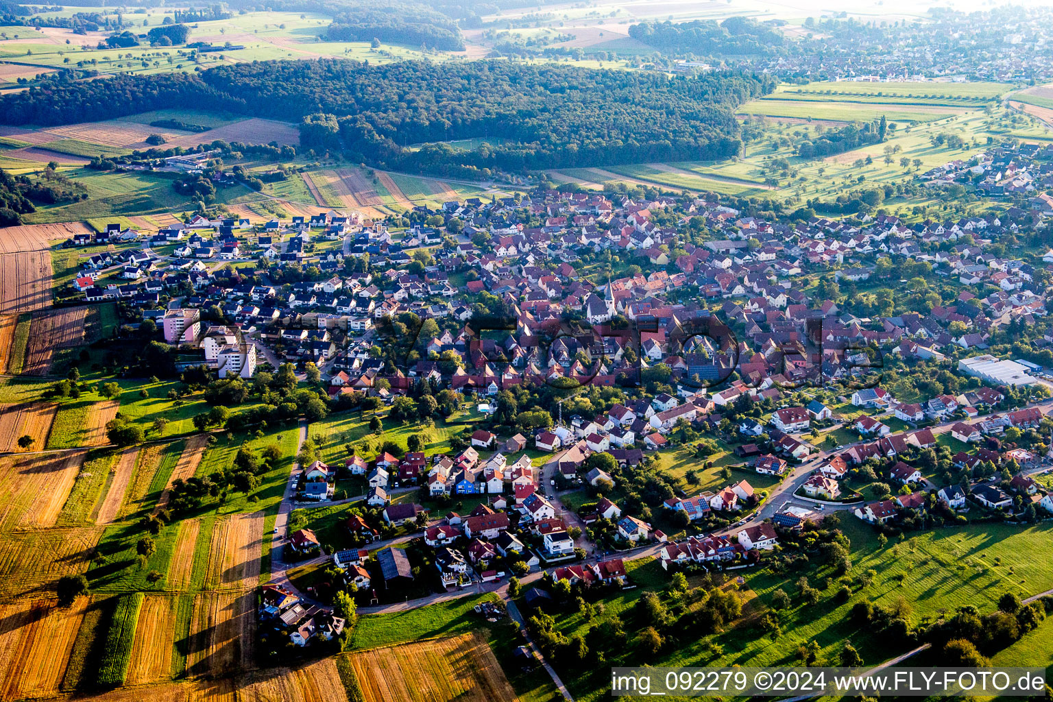 Vue aérienne de Champs agricoles et surfaces utilisables à le quartier Göbrichen in Neulingen dans le département Bade-Wurtemberg, Allemagne