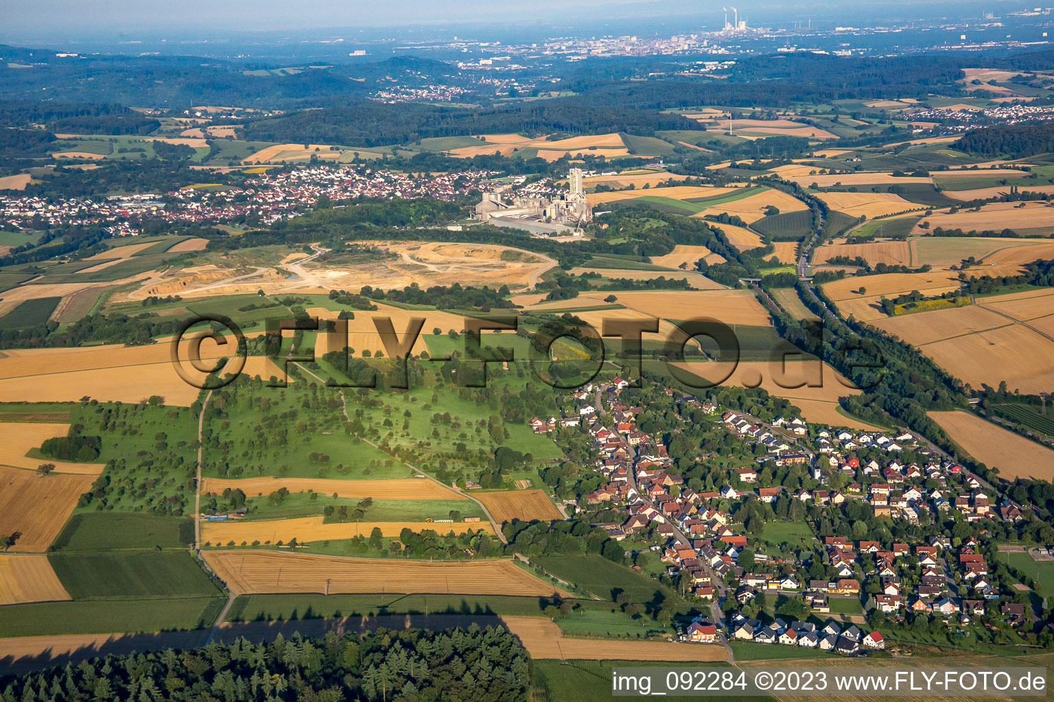 Vue aérienne de Devant la carrière de Walzbachtal à le quartier Dürrenbüchig in Bretten dans le département Bade-Wurtemberg, Allemagne