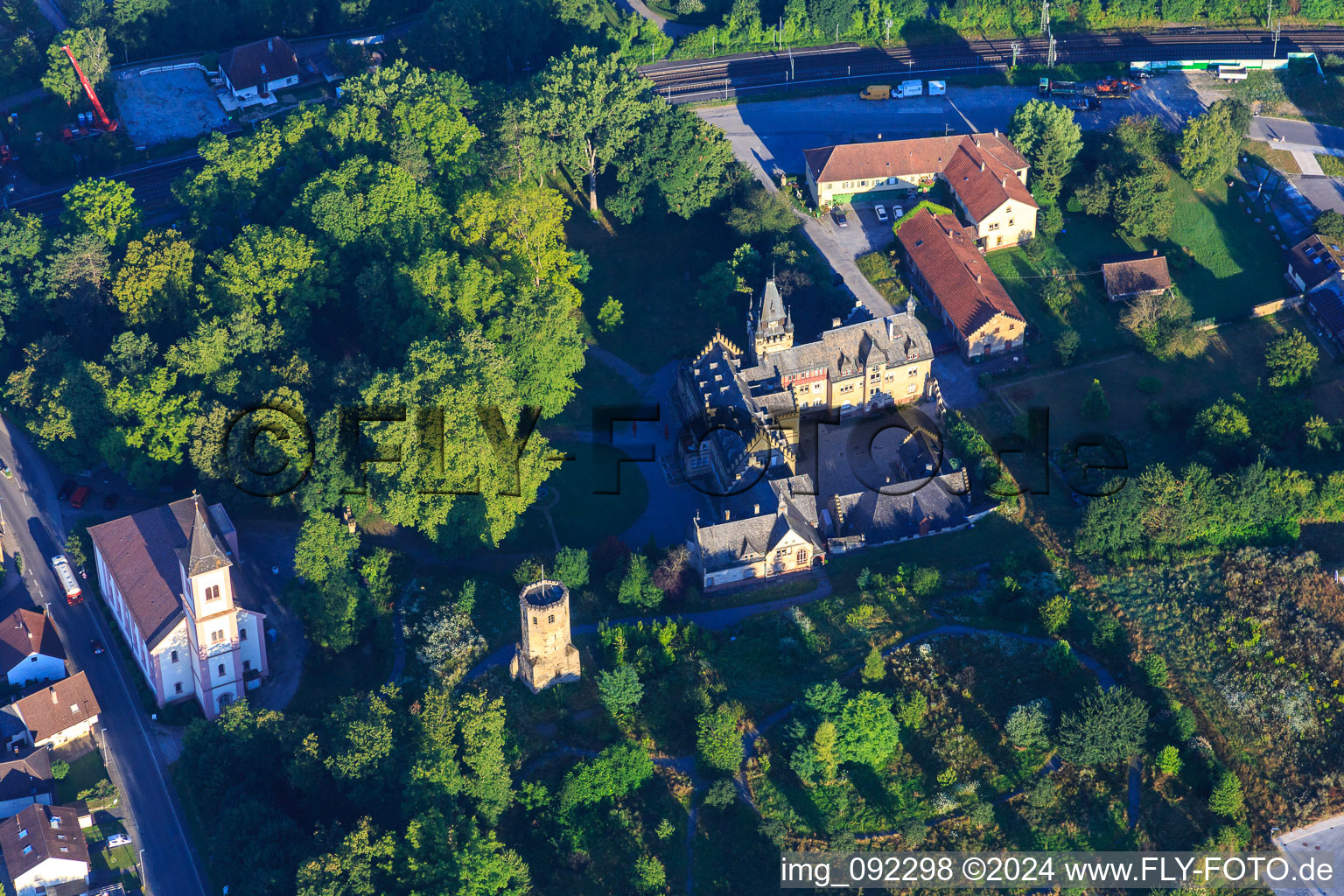 Vue aérienne de Château Gondelsheim au-dessus de l'église protestante Gondelsheim à Gondelsheim dans le département Bade-Wurtemberg, Allemagne