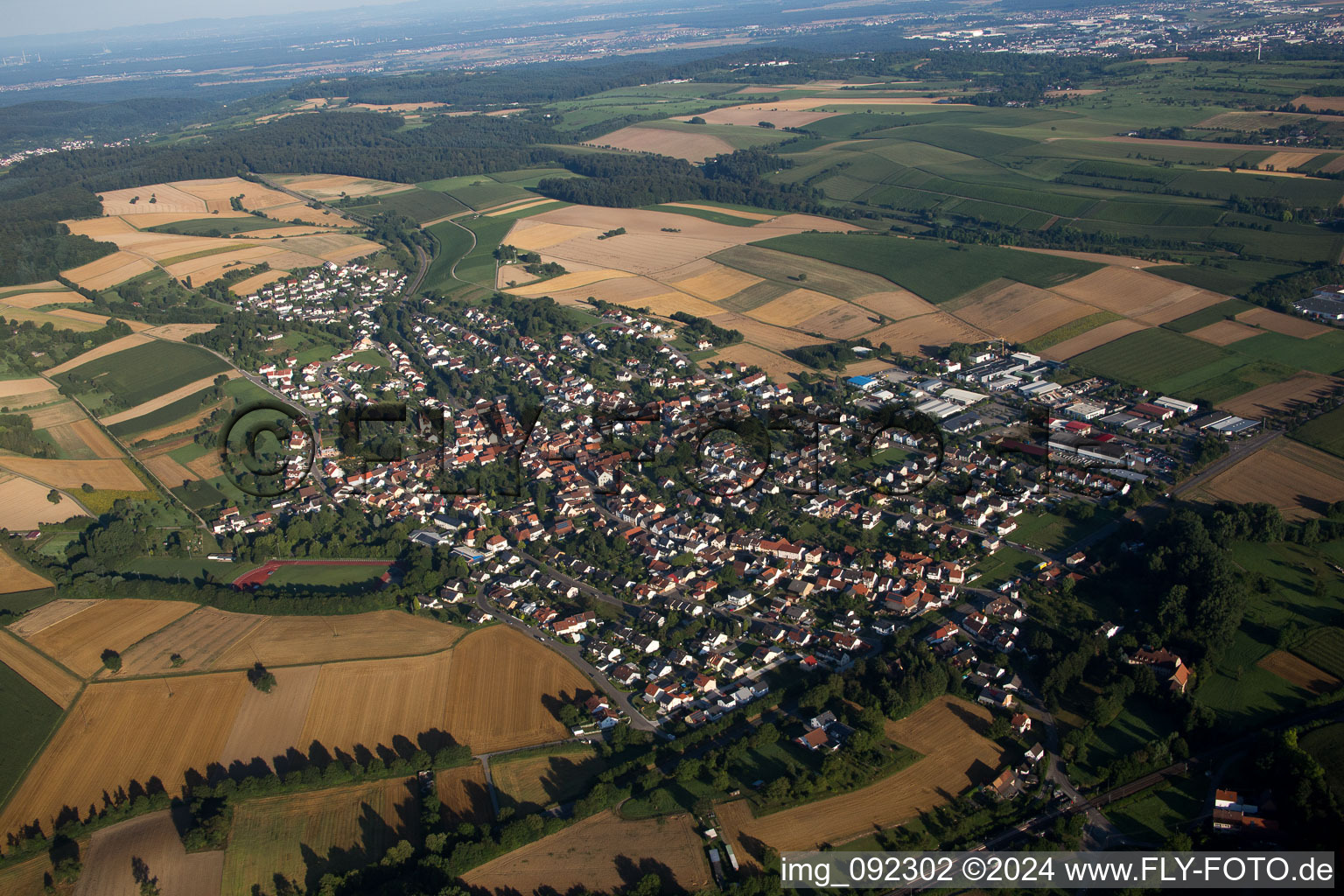 Vue aérienne de Champs agricoles et surfaces utilisables à le quartier Helmsheim in Bruchsal dans le département Bade-Wurtemberg, Allemagne