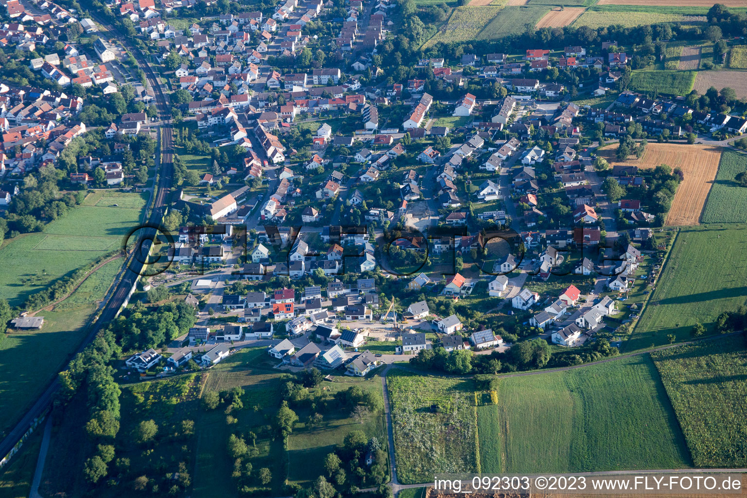 Vue aérienne de Kraichgaustrasse à le quartier Heidelsheim in Bruchsal dans le département Bade-Wurtemberg, Allemagne