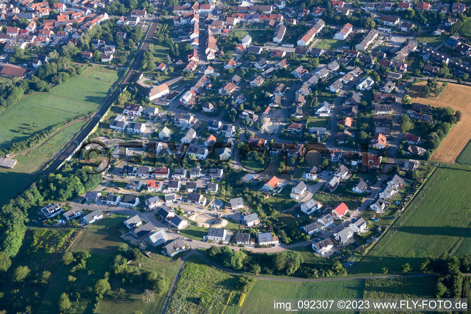 Vue aérienne de Kraichgaustrasse à le quartier Heidelsheim in Bruchsal dans le département Bade-Wurtemberg, Allemagne