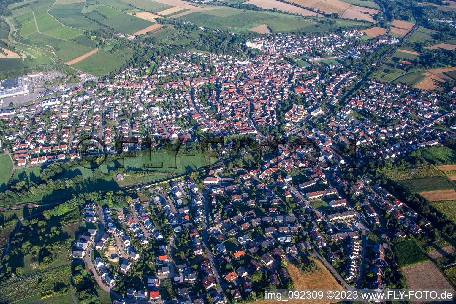 Vue aérienne de Vue des rues et des maisons des quartiers résidentiels à le quartier Heidelsheim in Bruchsal dans le département Bade-Wurtemberg, Allemagne
