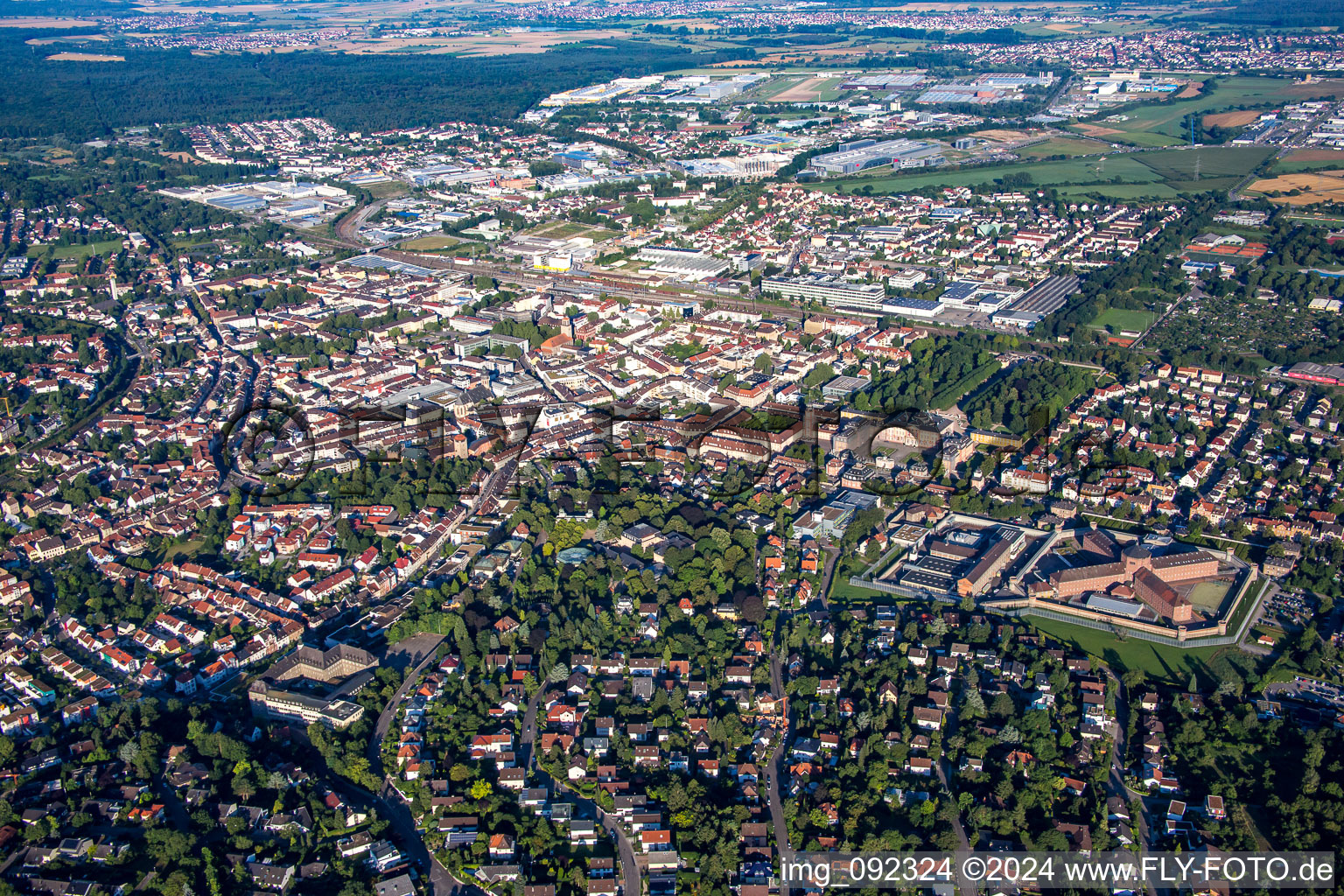 Vue aérienne de Du nord-est à Bruchsal dans le département Bade-Wurtemberg, Allemagne