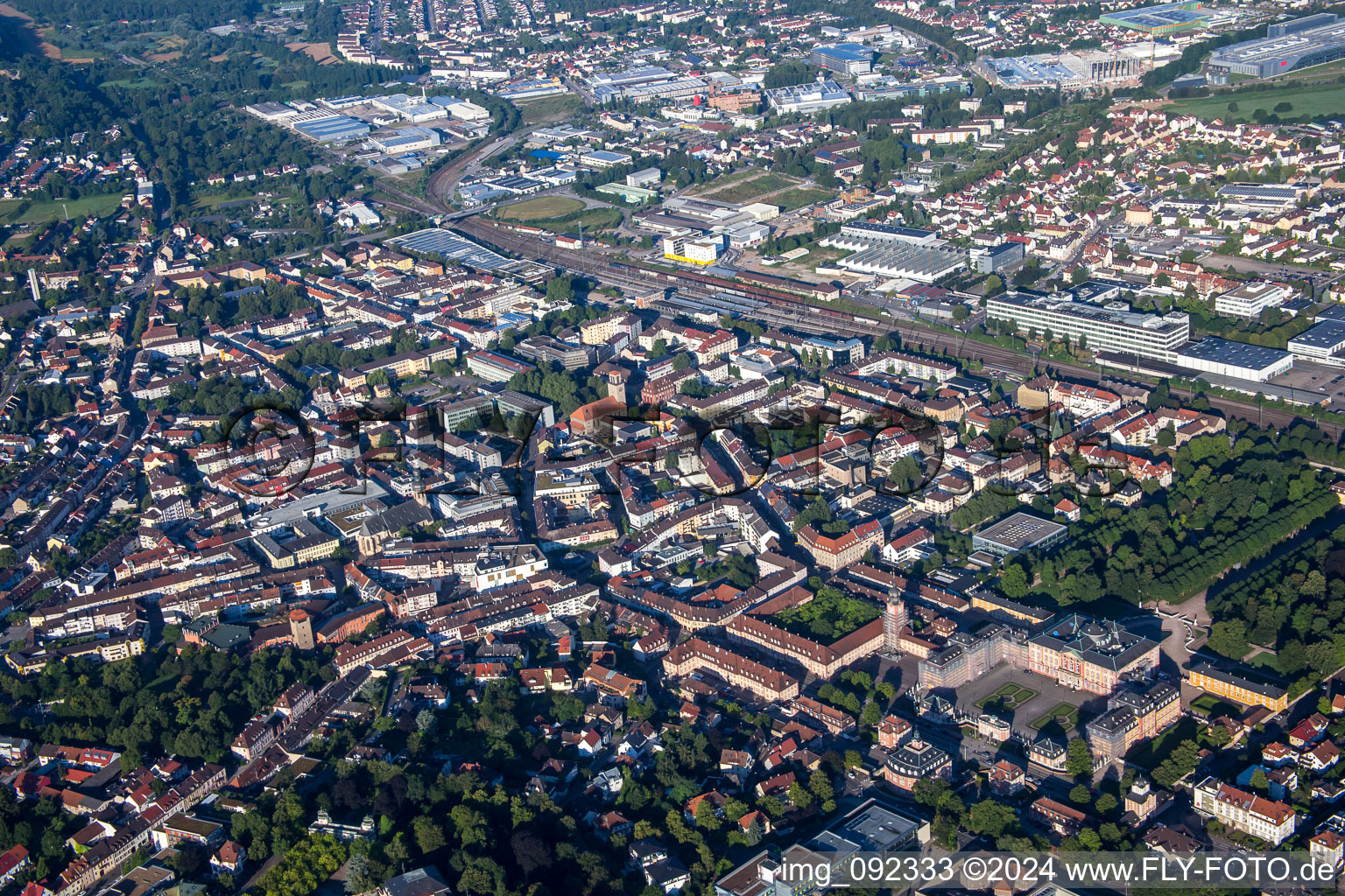 Vue aérienne de Centre-ville nord-est à Bruchsal dans le département Bade-Wurtemberg, Allemagne