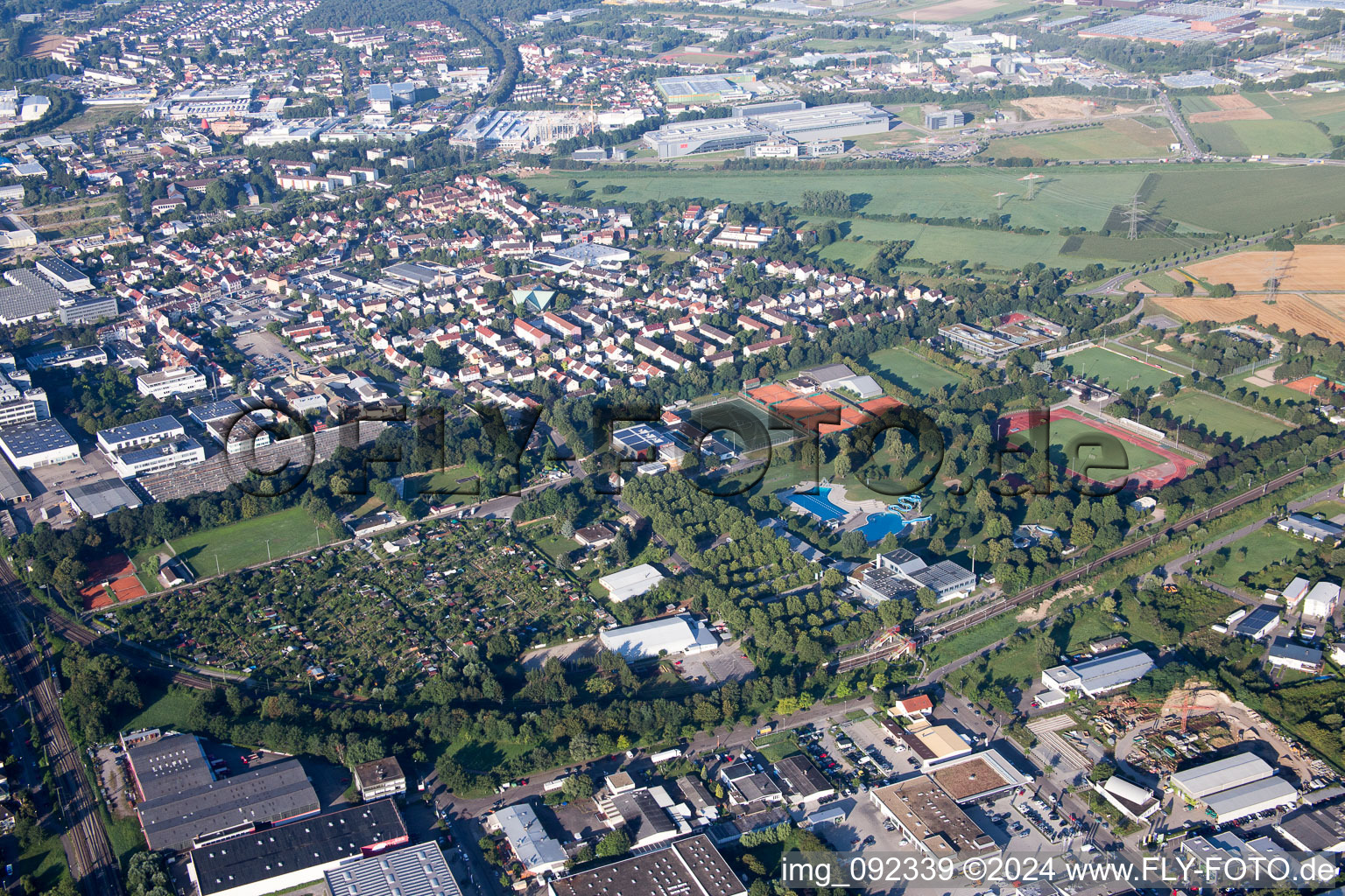 Vue aérienne de Karlsdorfer Straße à Bruchsal dans le département Bade-Wurtemberg, Allemagne