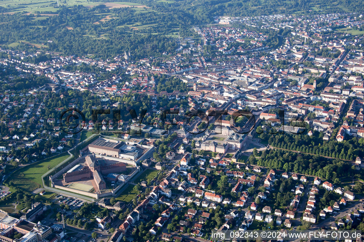 Vue aérienne de Le centre-ville vu du nord à Bruchsal dans le département Bade-Wurtemberg, Allemagne