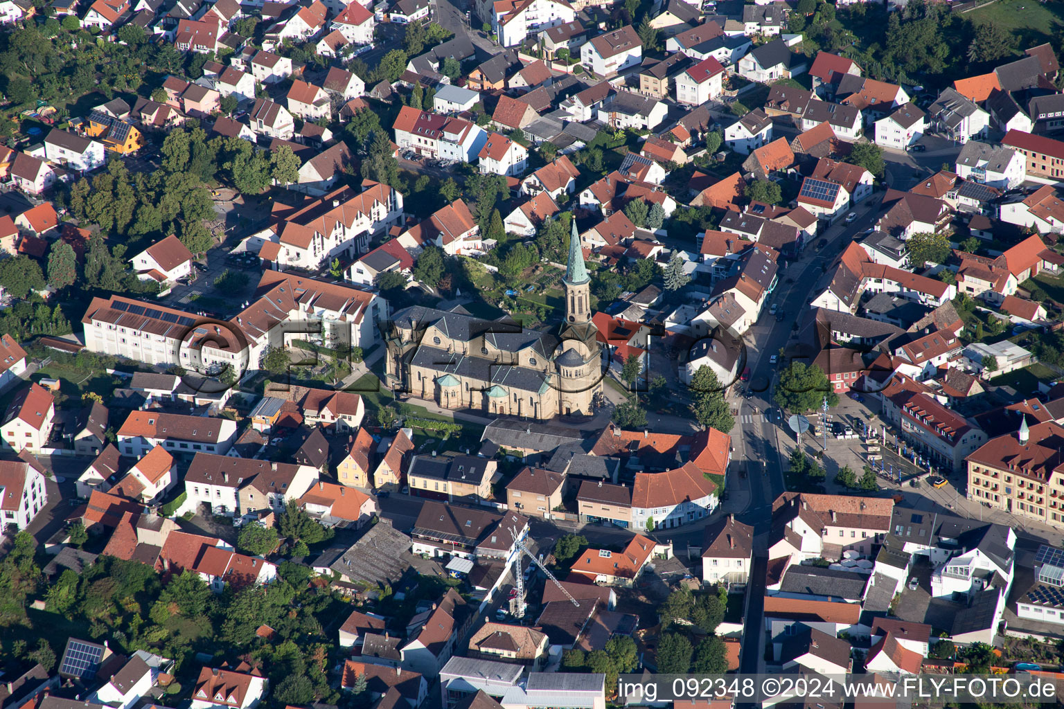 Vue aérienne de Bâtiment d'église au centre du village à Forst dans le département Bade-Wurtemberg, Allemagne