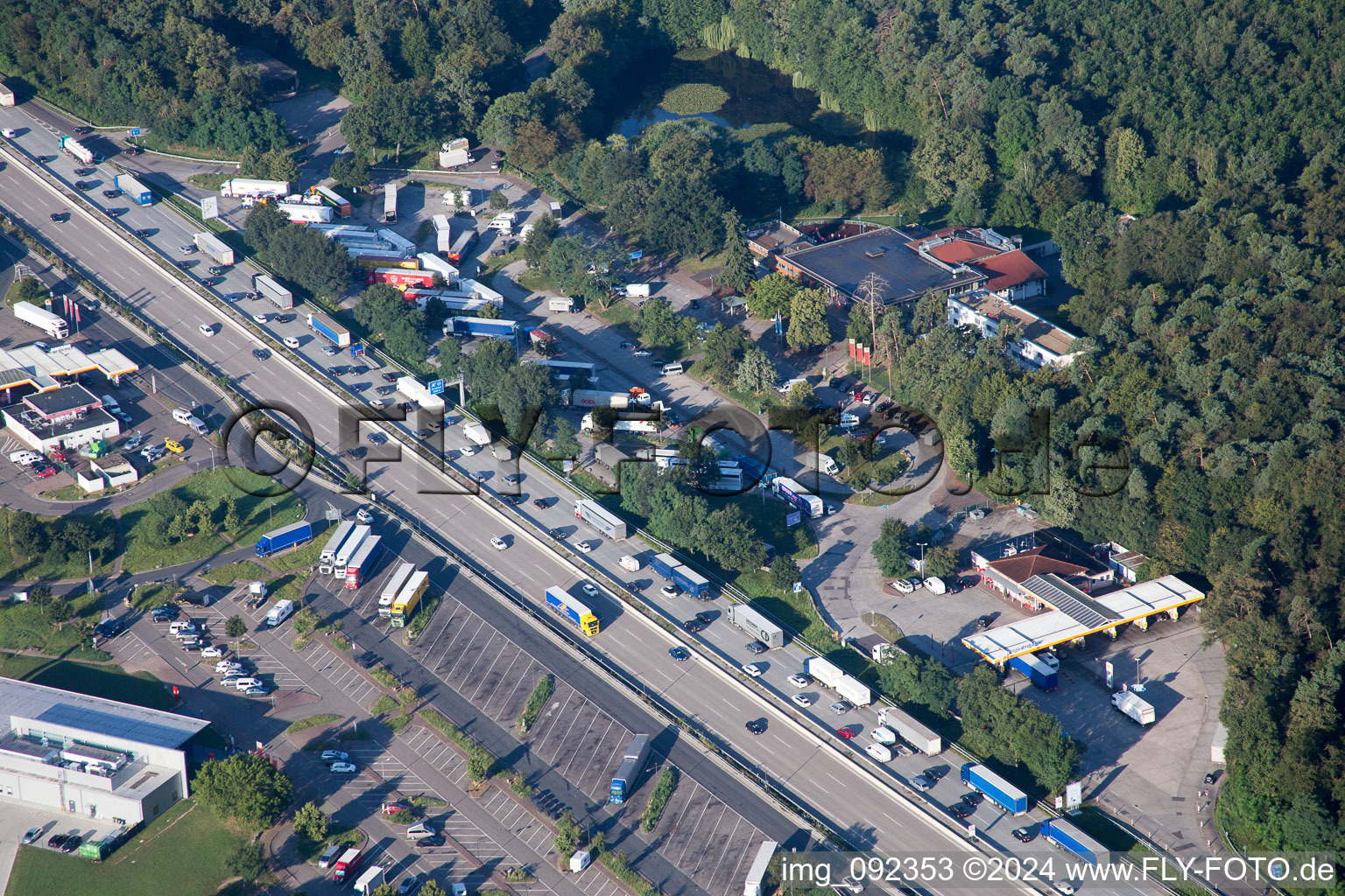 Vue aérienne de Aire d'autoroute sur l'axe de circulation et les directions du BAB A5 (Serways Hotel Bruchsal West) à Forst dans le département Bade-Wurtemberg, Allemagne