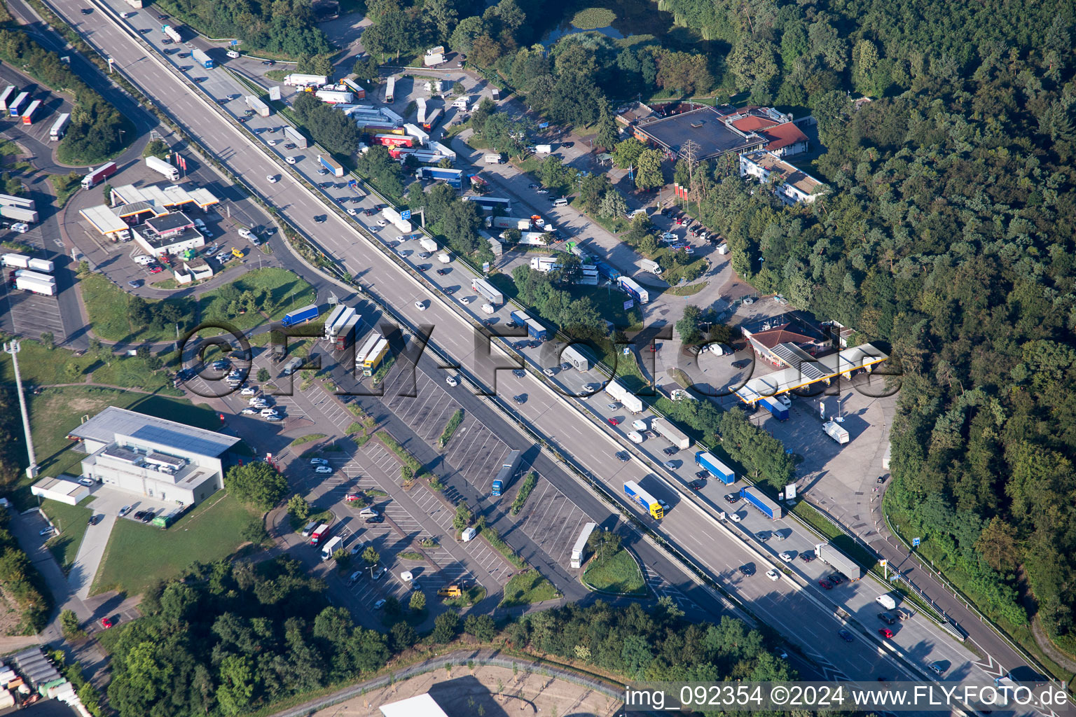 Vue aérienne de Aire d'autoroute sur l'axe de circulation et les directions du BAB A5 (Serways Hotel Bruchsal West) à Forst dans le département Bade-Wurtemberg, Allemagne