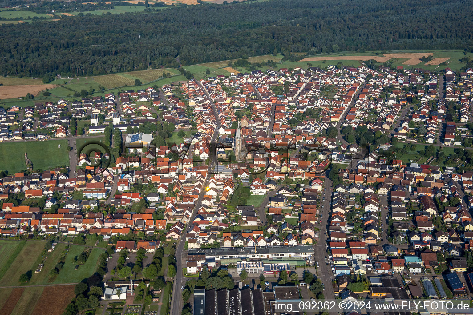 Vue aérienne de Vue des rues et des maisons des quartiers résidentiels à Hambrücken dans le département Bade-Wurtemberg, Allemagne