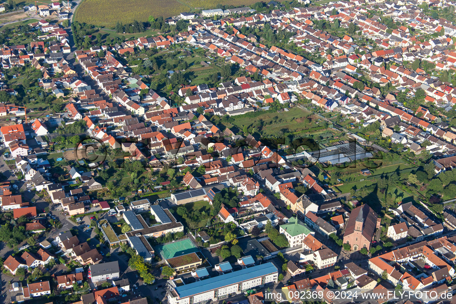 Vue aérienne de Kirchstr. à le quartier Wiesental in Waghäusel dans le département Bade-Wurtemberg, Allemagne