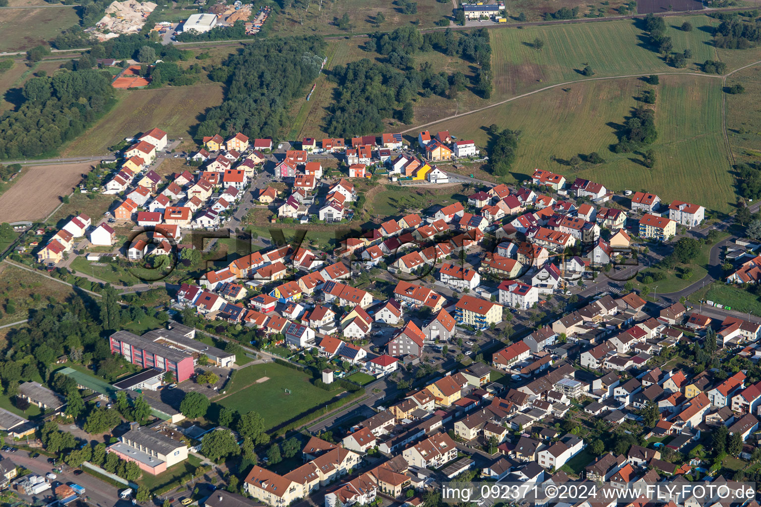 Vue aérienne de École communautaire à le quartier Wiesental in Waghäusel dans le département Bade-Wurtemberg, Allemagne