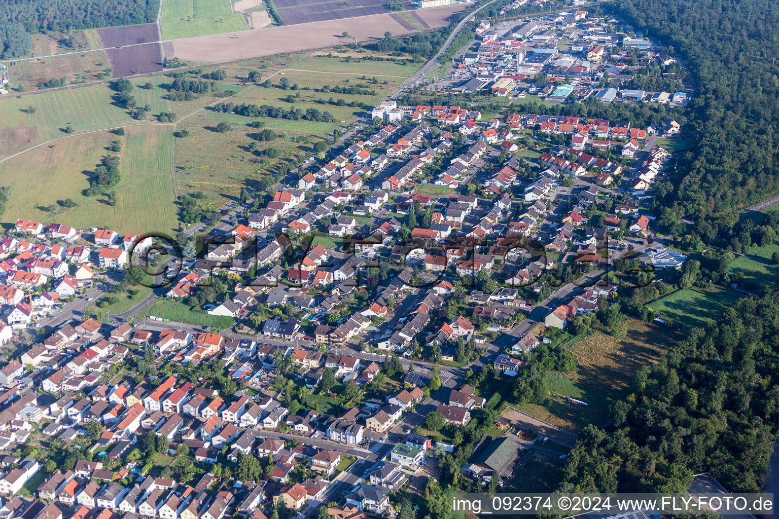 Vue aérienne de Zone de peuplement à le quartier Wiesental in Waghäusel dans le département Bade-Wurtemberg, Allemagne