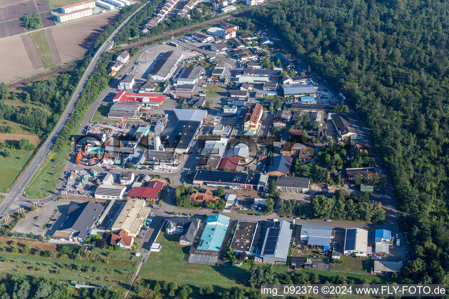 Vue aérienne de Zone commerciale et établissement d'entreprise NE à Wiesental à Waghäusel dans le département Bade-Wurtemberg, Allemagne