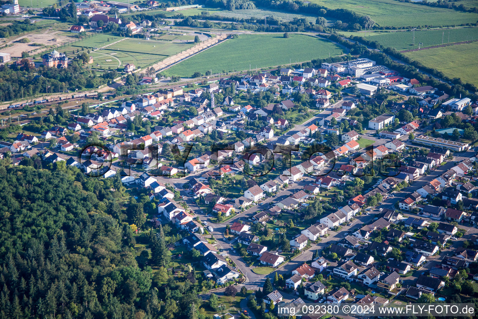 Vue aérienne de Vue des rues et des maisons des quartiers résidentiels à Waghäusel dans le département Bade-Wurtemberg, Allemagne