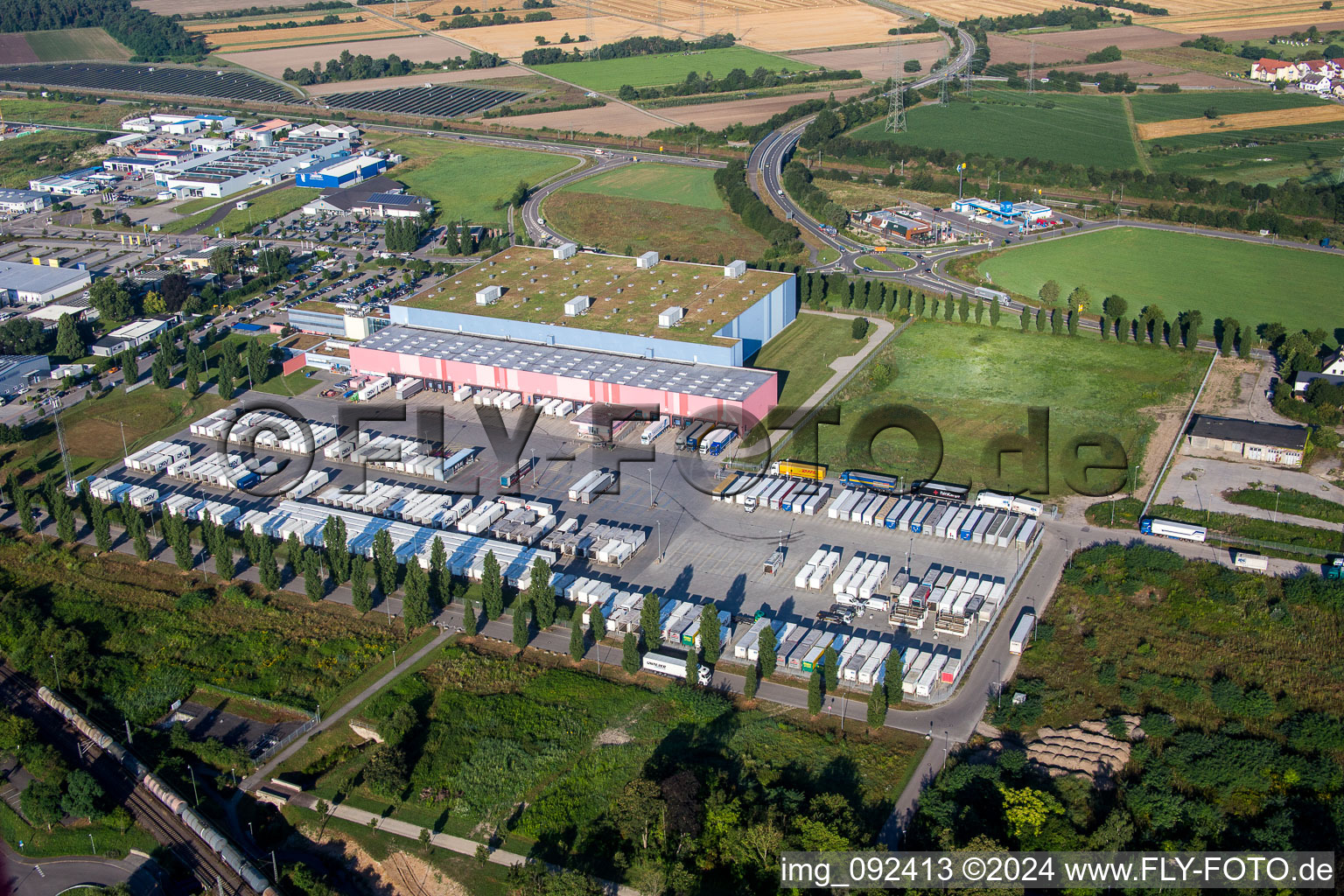 Vue aérienne de Complexe immobilier et centre logistique sur le site du centre de distribution dm-drogerie markt à Waghäusel à le quartier Oberhausen in Oberhausen-Rheinhausen dans le département Bade-Wurtemberg, Allemagne