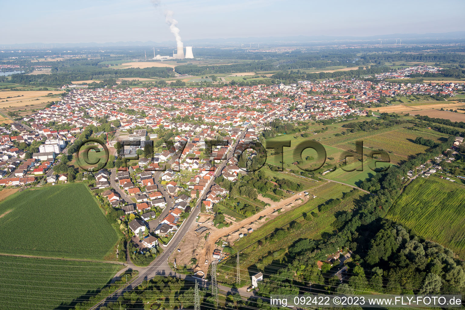 Vue aérienne de Vue des rues et des maisons des quartiers résidentiels à le quartier Oberhausen in Oberhausen-Rheinhausen dans le département Bade-Wurtemberg, Allemagne