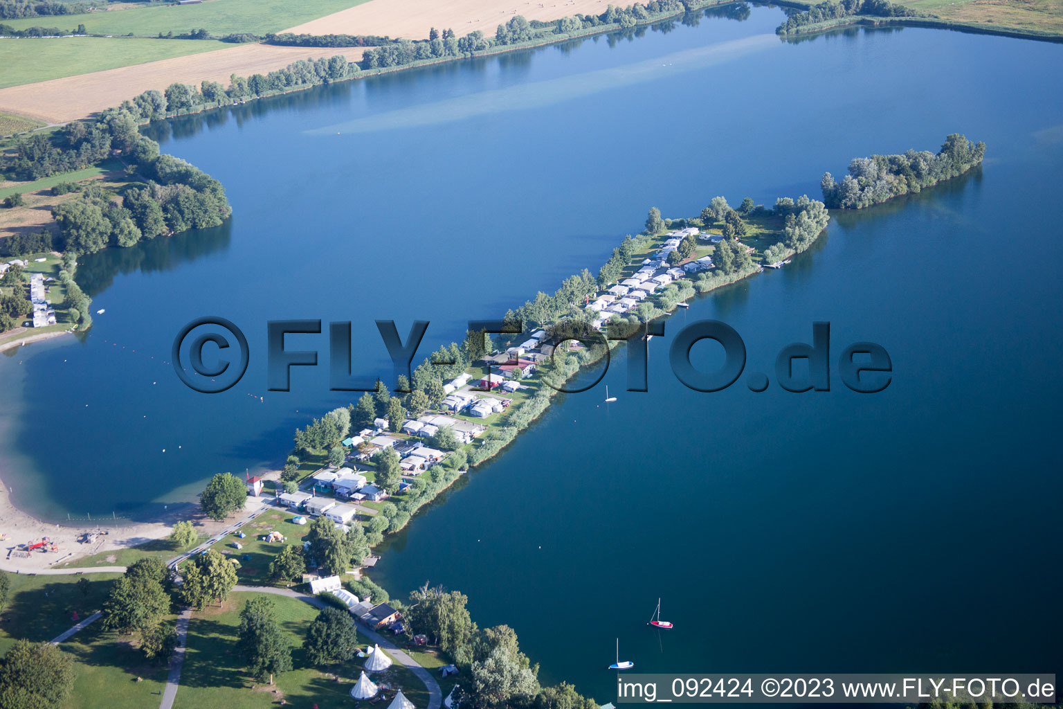 Vue aérienne de Lac Erlich à le quartier Oberhausen in Oberhausen-Rheinhausen dans le département Bade-Wurtemberg, Allemagne