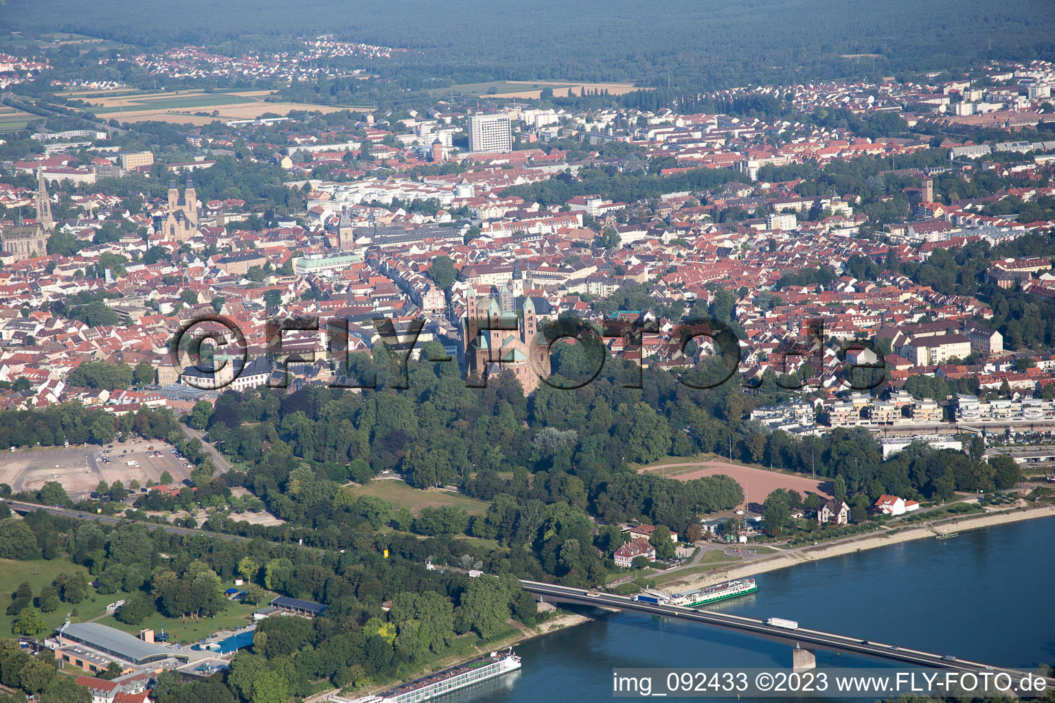 Vue aérienne de Cathédrale et pont Salier à Speyer dans le département Rhénanie-Palatinat, Allemagne