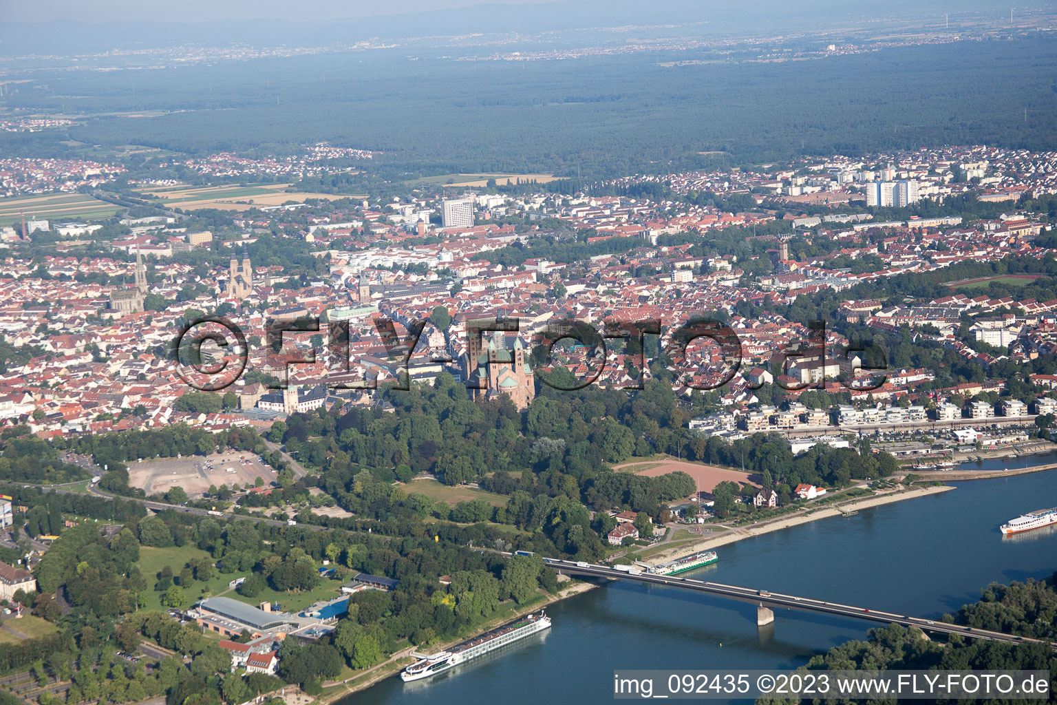 Vue oblique de Cathédrale et pont Salier à Speyer dans le département Rhénanie-Palatinat, Allemagne