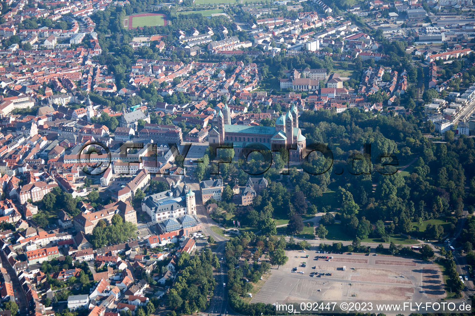Cathédrale à Speyer dans le département Rhénanie-Palatinat, Allemagne hors des airs