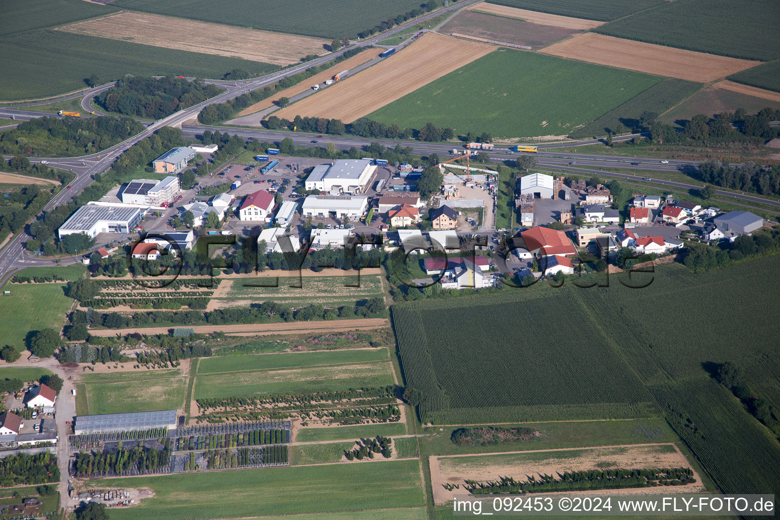 Vue aérienne de Zone industrielle de la Werkstrasse à le quartier Berghausen in Römerberg dans le département Rhénanie-Palatinat, Allemagne